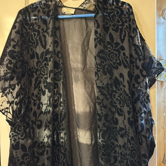 DAVID&YOUNG BLACK CRUSHED VELVET WRAP WITH ROSE&MESH DESIGN ON FRONT WTH FRINGE - Picture 8 of 9